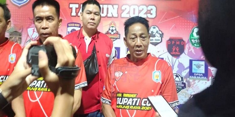 FOTO: MATAKALTENG - Anggota DPRD Murung Raya, Heriyus M Yoseph menghadiri pembukaan turnamen Pj. Bupati Cup antar Satuan Organisasi Perangkat Darah (SOPD) se - Murung Raya yang berlangsung di gor Tana Malai Tolung Lingu (TMTL) pada Minggu (12/11/2023) malam.