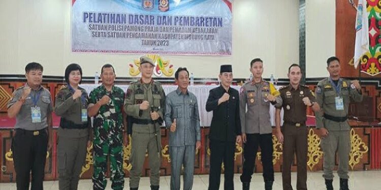 FOTO: MATAKALTENG - Wakil Ketua I DPRD Kabupaten Murung Raya, Likon hadir dalam acara Pembukaan Pelatihan Dasar dan Pembaretan Satpol PP, Damkar serta Satpam tahun 2023 yang dilaksanakan di GPU Tira Tangka Balang di Puruk Cahu, Rabu (8/11/2023).