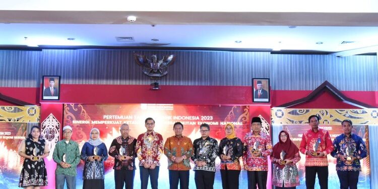 FOTO: MATAKALTENG - Foto bersama Wakil Gubernur Kalteng pada Pertemuan Tahunan Bank Indonesia.