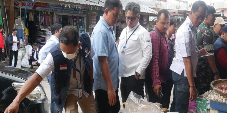 FOTO: MATAKALTENG - Deputi Bank Kalteng Perwakilan Kalteng, Magfhur saat melakukan tinjauan harga pasar.