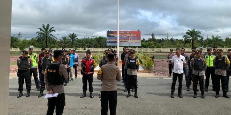 FOTO: MATAKALTENG - Kapolres Barsel saat memberikan arahan di halaman Mapolres.