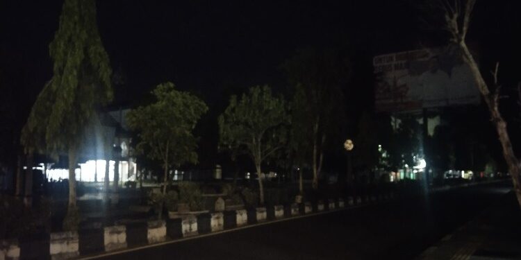 FOTO: AGUS/MATA KALTENG- Keadaan lampu PJU Jalan A Yani yang mati total. Kamis, 30 November 2023.