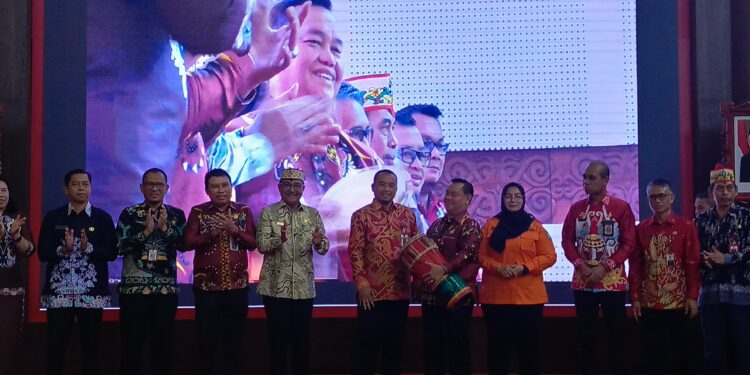 FOTO : DEVIANA/MATAKALTENG - Bupati Kotim Halikinnor saat membuka rapat kerja Forsesdasi dengan ditandain pemukulan gendang, Kamis 30 November 2023.