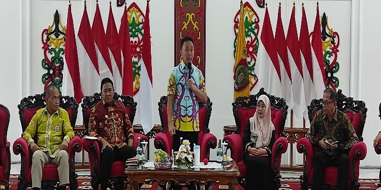 FOTO: MATAKALTENG - Gubernur Kalteng, H Sugianto Sabran saat menyampaikan sambutan dan berinteraksi bersama para siswa.