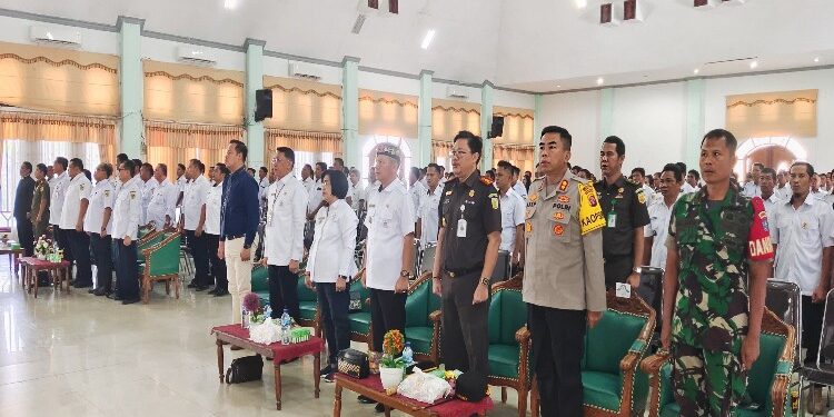 FOTO : KEJARI GUMAS/MATA KALTENG - Kajari Gumas Sahroni (berdiri tiga dari kanan) ketika menghadiri kegiatan launching dan sosialisasi aplikasi siapdes serta penandatanganan MoU antara pemkab dengan kejari, di GPU Damang Batu, Rabu, 29 November 2023.