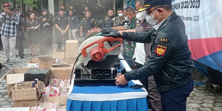 FOTO: RZL/MATAKALTENG - Kabid penyidikan dan penindakan Kantor Wilayah Bea Cukai Kabagsel, Khoirul, pada saat menggerinda rokok ilegal.
