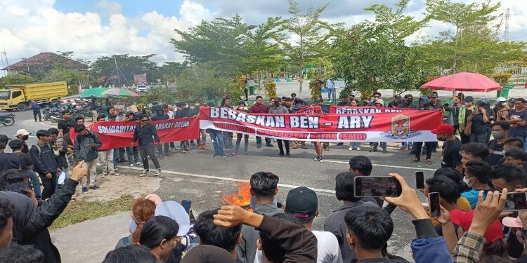 FOTO: RZL/MATAKALTENG - SMD saat menggelar aksi di Pengadilan Tipikor Palangka Raya.