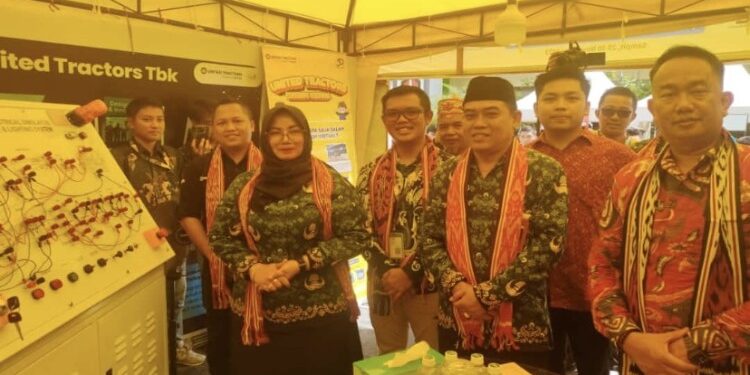 FOTO: DISDIK/MATA KALTENG - Plt Kepala Disdik bersama Wakil Bupati Kotim saat mengunjungi Expo SMKN 2 Sampit.