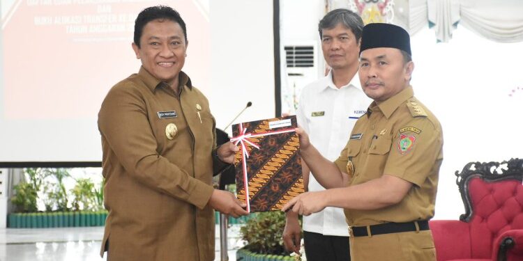 FOTO: MATAKALTENG - Gubernur Kalteng Sugianto Sabran menyerahkan secara simbolis DIPA dan TKD Tahun Anggaran 2024 kepada Bupati, Pj. Bupati, dan Pj. Wali Kota serta Kepala Instansi Vertikal dan Kepala OPD, bertempat di Istana Isen Mulang Palangka Raya, Jumat (1/12/2023).