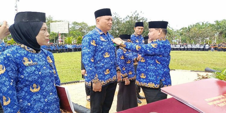 FOTO : DOK DEVIANA/MATAKALTENG - Buoati Kotim Halikinnor saat memasang lencana penghargaan kepada ASN, belum lama ini.