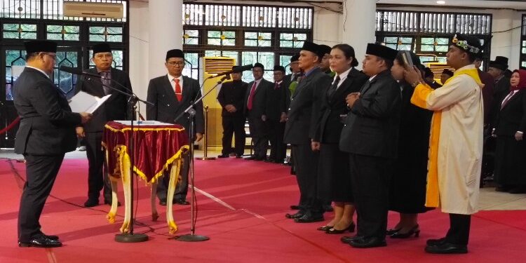 FOTO : DEVIANA/MATAKALTENG - Bupati Kptim Halikinnor saat melantik dan mengambil sumpah dan janji jabatan ASN, Jumat 1 Desember 2023.