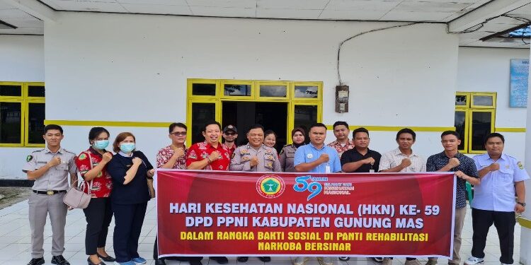 FOTO : PPNI GUMAS/MATA KALTENG - Ketua PPNI Kabupaten Gumas Rahmattambun dan para perawat, ketika berfoto bersama dengan para pengurus panti rehabilitasi bersinar, Rabu, 29 November 2023.