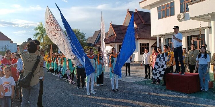 FOTO : DISKOMINFO SANTIK/MATA KALTENG - Bupati Gumas Jaya S Monong melepas para peserta yang mengikuti parade natal tahun 2023, di halaman kantor bupati, Kamis, 30 November 2023.