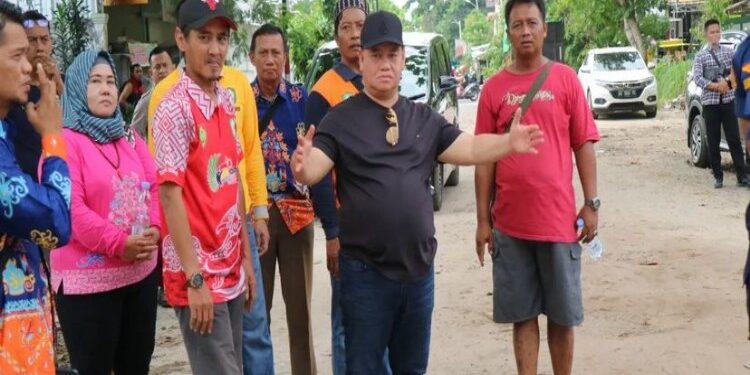 FOTO: IST/MATA KALTENG - Bupati Kotim saat memantau sejumlah ruas jalan yang rusak di Kota Sampit belum lama ini.