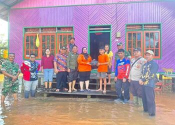 FOTO: IST/MATA KALTENG - Wakil Bupati Kotim Irawati saat memberikan bantuan kepada korban banjir di Desa Tumbang Mujam, Kecamatan Tualan Hulu, 30 November 2023.