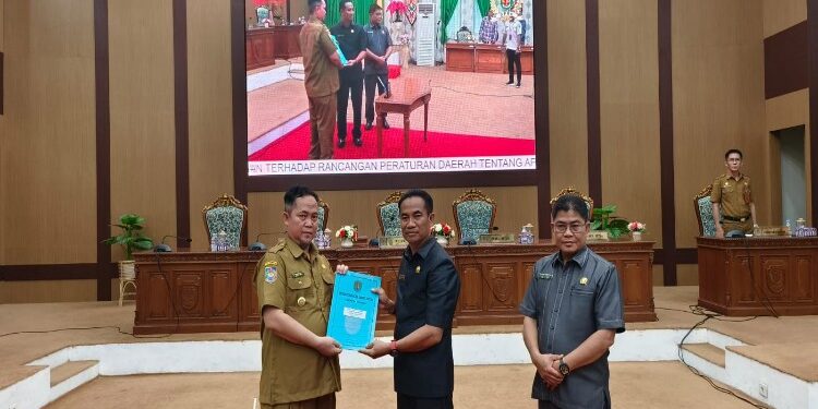 FOTO : ANR/MATAKALTENG - Pj Bupati Katingan, Saiful, saat menerima dokumen Reperda APBD tahun anggaran 2024 dari Ketua DPRD Katingan, Marwan Susanto.