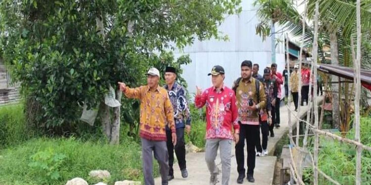 FOTO: MATAKALTENG - Pj Bupati Barsel Deddy Winarwan, saat kunker ke wilayah Kecamatan Karau Kuala.