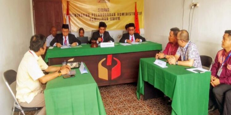 FOTO: MATAKALTENG - Bawaslu saat menggelar sidang pelanggaran yang dilakukan KPU Barsel.