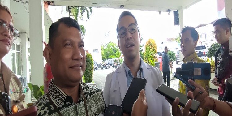 FOTO: MATAKALTENG - dr. Gary Pradana dan Plt. Direktur RS Doris Sylvanus, Adi Pranata, saat dikonfirmasi terkait pelaksanaan operasi bedah jantung terbuka perdana di Kalteng.