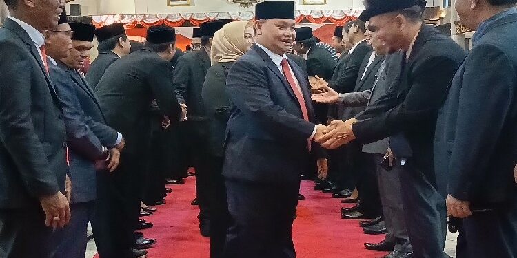 FOTO : DEVIANA/MATAKALTENG - Bupati Kotim Halikinnor saat menyapa kepala OPD usai pelantikan pejabat eselon III dan IV, Jumat 1 Desember 2023.