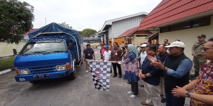 FOTO: RZL/MATAKALTENG - Pj Wali Kota Palangka Raya, Hera Nugrahayu, saat melepas secara resmi 160 ton beras SPHP bersubsidi.