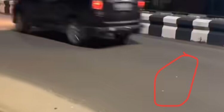 FOTO: IST/MATA KALTENG - Jepretan layar dari video amatir yang menunjukkan paku berserakan di badan jalan kawasan wisata Nur Mentaya Sampit.