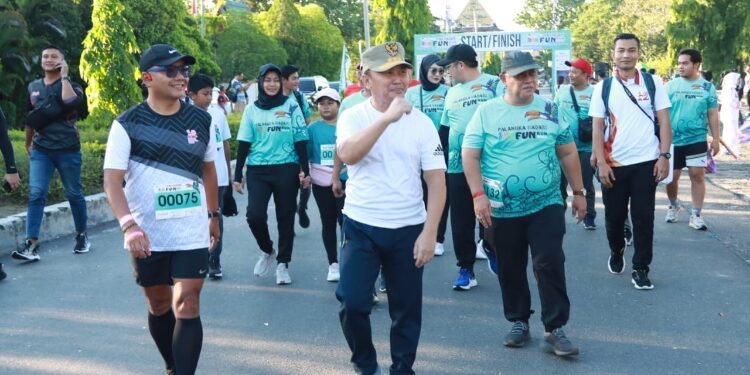 FOTO: IST/MATAKALTENG - Gubernur Kalimantan Tengah H. Sugianto Sabran saat melepas secara resmi Fun Run Fun Walk 5 K dan 3 K.