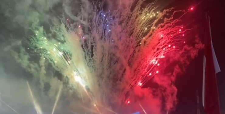 FOTO : DOK/MATA KALTENG - Pesta kembang api di salah satu event yang diselenggarakan di Kota Sampit.