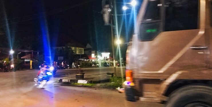 FOTO : DOKUMENTASI MATA KALTENG - Pemandangan aksi balapan liar yang terjadi di Taman Kota Sampit ketika truk fuso lewat, Minggu, 3 Desember 2023 dini hari.
