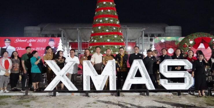 FOTO : OLIVIA/MATAKALTENG - Doa bersama sambut Natal 2023 dan Launching Rangkaian Kegiatan Natal, Photobooth dan Pohon Natal Tahun 2023 di depan GOR Serbaguna Indoor KM. 5.