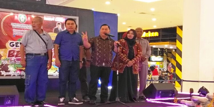 FOTO : DEVIANA/MATAKALTENG - Bupati Kotim Halikinnor didampingi wakilnya Irawati serta Sekda Kotim Fajrurrahman dan lainnya saat melakukan undian, Sabtu 12 November 2023 malam.