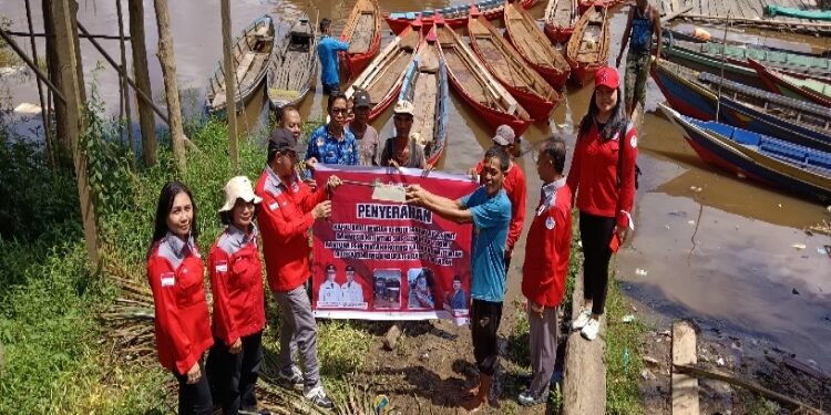 FOTO: IST/MATAKALTENG - Penyerahan bantuan 13 unit perahu bermesin kepada nelayan Kelurahan Pendang Kecamatan Dusun Utara Kabupaten Barsel.