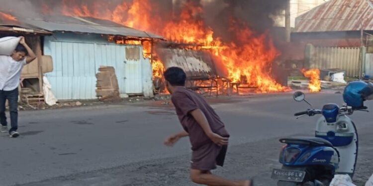 FOTO: IST/MATA KALTENG- Insiden kebakaran yang menimpa sebuah warung milik warga di Jalan Ir. H Juanda, Kecamatan Mentawa Baru Ketapang, Kabupaten Kotawaringin Timur. Minggu, 3 Desember 2023 pagi.