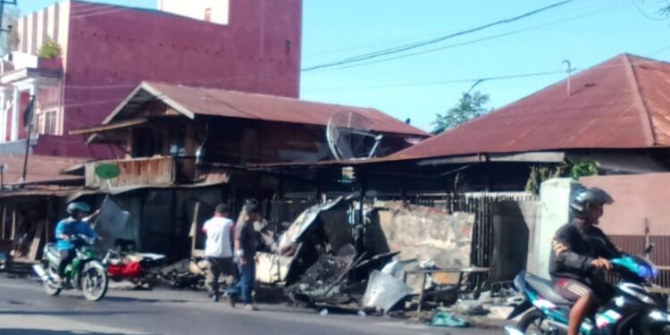 FOTO: IST/MATA KALTENG - Insiden kebakaran yang menimpa sebuah warung milik warga di Jalan Ir. H Juanda, Kecamatan Mentawa Baru Ketapang, Kabupaten Kotawaringin Timur, Minggu 3 Desember 2023 pagi. 