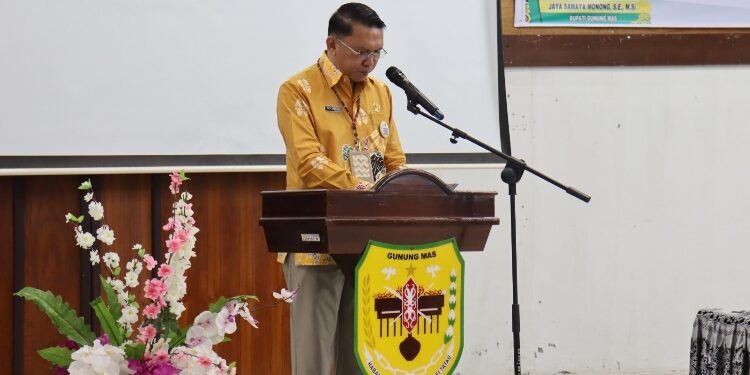 FOTO : DISKOMINFO SANTIK/MATA KALTENG - Sekda Gumas Richard didampingi Kepala Bappedalitbang Yantrio Aulia, serta tenaga ahli, saat memberikan arahan pada kegiatan konsultasi publik rancangan awal RPJPD tahun 2025-2045 sekaligus kick off penyusunan RPD dan renstra PD tahun 2025-2026, di aula kantor bappedalitbang, Jumat, 1 Desember 2023.