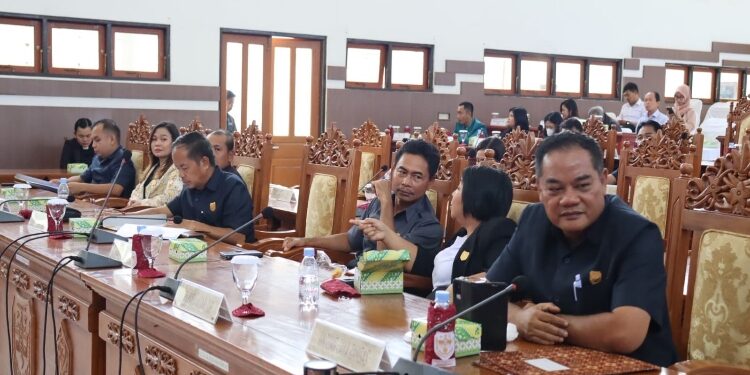 FOTO : IST/MATA KALTENG - Anggota DPRD Kabupaten Gumas Untung Jaya Bangas (ujung kanan), saat menghadiri rapat paripurna DPRD setempat, belum lama ini.