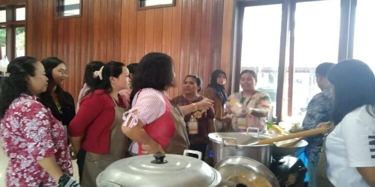 FOTO : DISTRANSNAKERKOP GUMAS/MATA KALTENG - Para pelaku UKM mengikuti pelatihan pembuatan makanan olahan ikan patin dan kue singkong, di Aula Hotel Gunung Mas, pekan lalu.