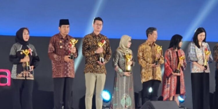 FOTO: IST/Matakalteng - Penjabat (Pj) Bupati Kotawaringin Barat Budi Santosa menerima penghargaan Primaniyarta di TEI Indonesia Convention Center, Tangerang.