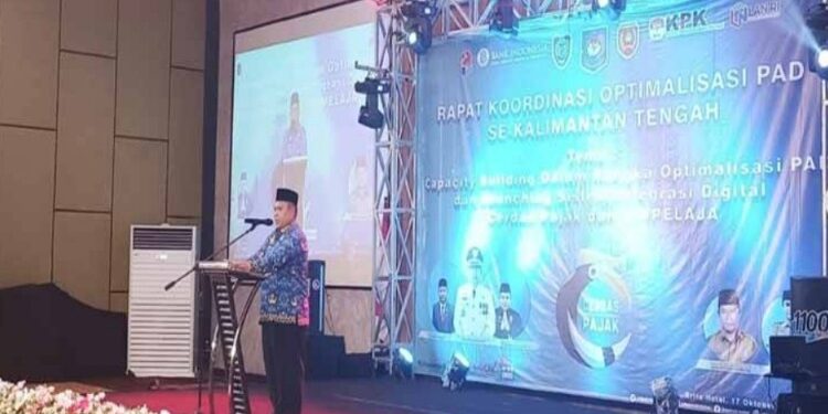 FOTO: MATAKALTENG - Plh Sekda Kobar Juni Gultom menyampaikan sambutan dalam rakor optimalisasi PAD Se Kalteng dan peluncuran aplikasi Sinpelaja.