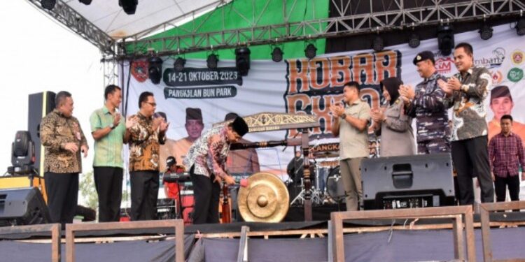 FOTO: IST/MATAKALTENG - Penjabat Bupati Kotawaringin Barat Budi Santosa saat membuka Kobar Expo di Taman Kota Pangkalan Bun Park.