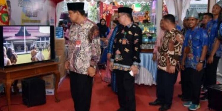 FOTO: IST/MATAKALTENG - Pj Bupati Kobar, Budi Santosa, pada saat meninjau Kobar Expo 2023.