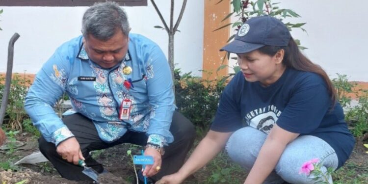 FOTO: IST/Matakalteng - Plh Sekda Kobar Juni Gultom didampingi perwakilan OFI menanam pohon lokal Kalimantan, Sabtu 21 Oktober 2023.