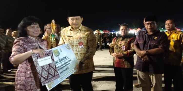 FOTO: IST/Matakalteng - Pemberian penghargaan Stan terbaik di gelaran Kobar Expo 2023.