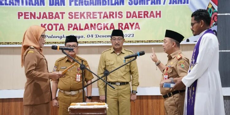 FOTO: MATAKALTENG - Sekda Kalteng Nuryakin menyampaikan sambutan Gubernur dalam Pelantikan dan Pengambilan Sumpah Janji Jabatan Pj. Sekda Kota Palangka Raya.