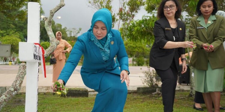 FOTO: MATAKALTENG - Linae Victoria Aden, pada peringatan Hari Ibu ke-95 dengan melaksanakan kegiatan Ziarah Rombongan dan Tabur Bunga di Taman Makam Pahlawan Sanaman Lampang Palangka Raya.