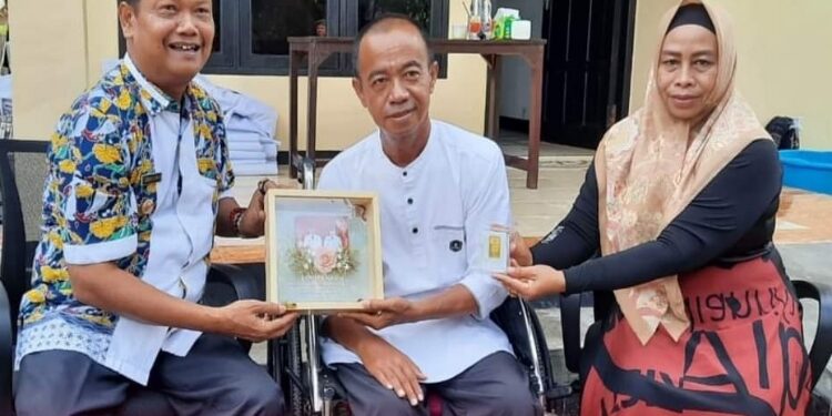 FOTO: PROKOM SERUYAN/MATA KALTENG - Pj Bupati Seruyan, Djainuddin Noor (kiri) sata menyerahkan cinderamata kepada Bupati Seruyan periode 2018-2023 Yulhaidir (tengah).