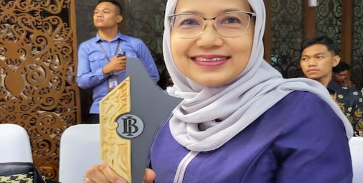 Kadis TPHP Kalteng Sunarti saat menerima Plakat Pahari Award 2023