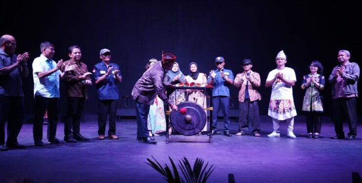 FOTO : IST/MATAKALTENG - Kegiatan Sendra Tari “Panglima Utar Amuk Banua Kumai”, bertempat di Panggung Teater Terbuka Taman Budaya Kalteng Jl. Temanggung Tilung XIII Palangka Raya.