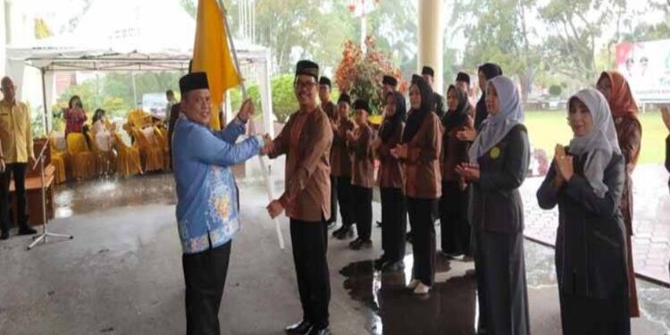 FOTO: IST/MATAKALTENG - Plh Sekda Kobar Juni Gultom melepas peserta FSQ X 2023 tingkat Provinsi Kalteng di halaman kantor bupati setempat, Jumat 21 Oktober 2023.