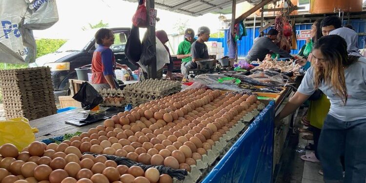 Foto:DIAN/MATA KALTENG - Pedagang telur di pasar Al Kamal Sampit.